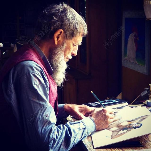 人物专注正在画画的老人人物室内工作摄影背景图片