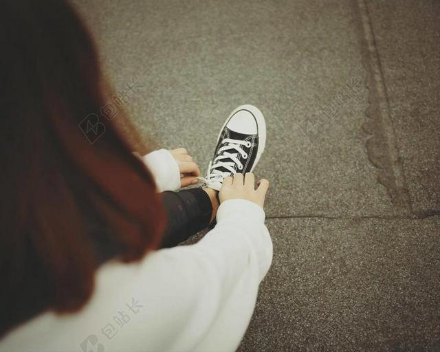 摄影自然户外短发少女系鞋带背景图片