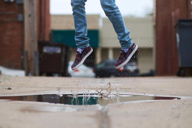 广告自然越过水迹的人背景图片