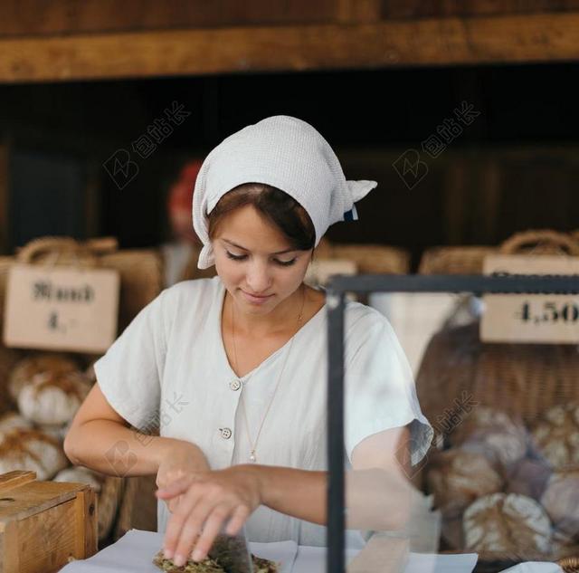 黄白人物专注正在做东西的女孩烹饪食物工作街拍背景图片