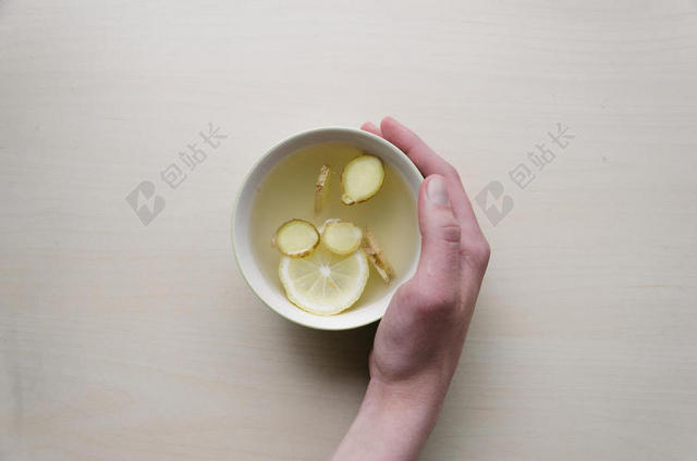 黄白食物手捧着一晚茶水健康食疗饮料茶水背景图片