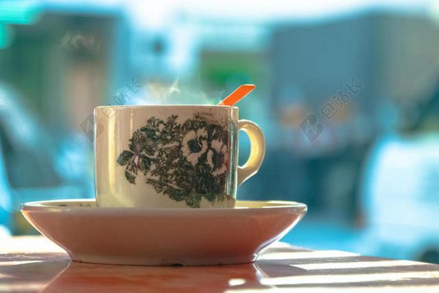 食物香气桌面上的杯子冒热气茶水饮料背景图片