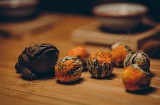 黄色食物颗粒桌面上的一颗颗植物食材茶水背景图片