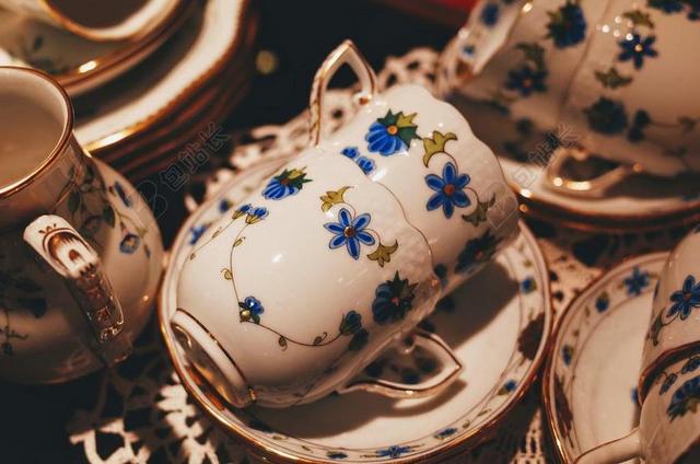 蓝白餐饮欧式茶壶茶垫等餐具茶水背景图片