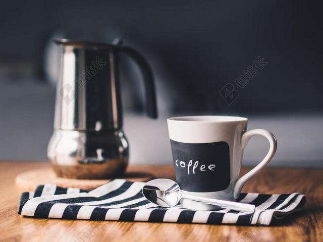 食物经典餐桌上的茶壶茶杯等餐具茶水制作背景图片