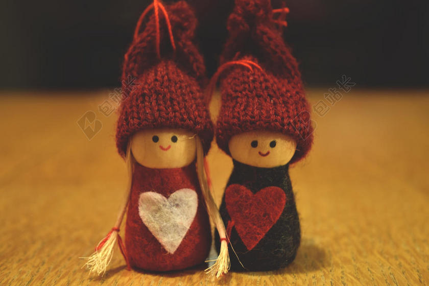 手工艺品情侣戴帽子娃娃背景图片