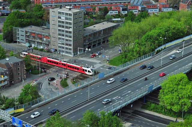 旅游户外城市十字路口景色背景图片