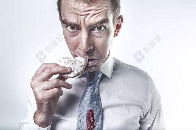 餐饮商务达人吃蛋糕表情狰狞背景图片