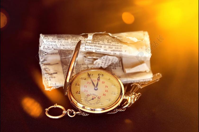 广告复古报纸包裹的怀表背景图片