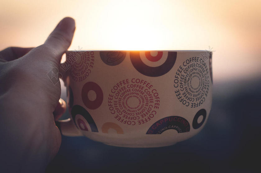 彩色光影端着杯子遮住阳光光影手势背景图片