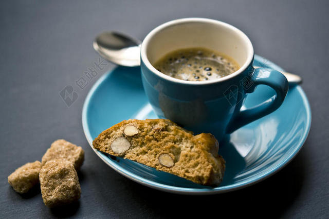 餐饮简约下午茶浓缩咖啡和半个饼干背景图片
