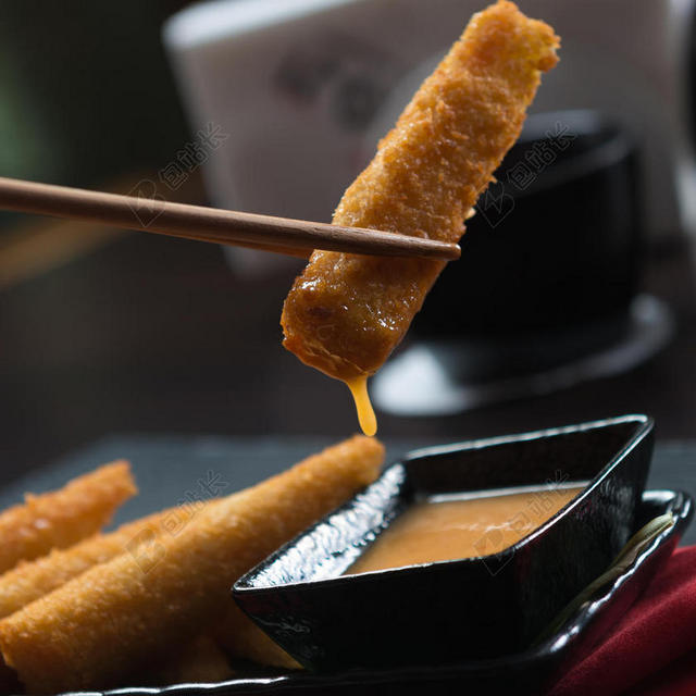 食物香脆蘸国过酱汁的油炸食物小吃油炸背景图片