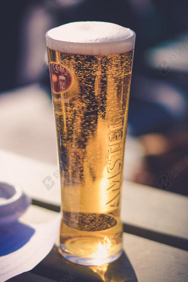 餐饮时尚艺术涂鸦的啤酒杯背景图片