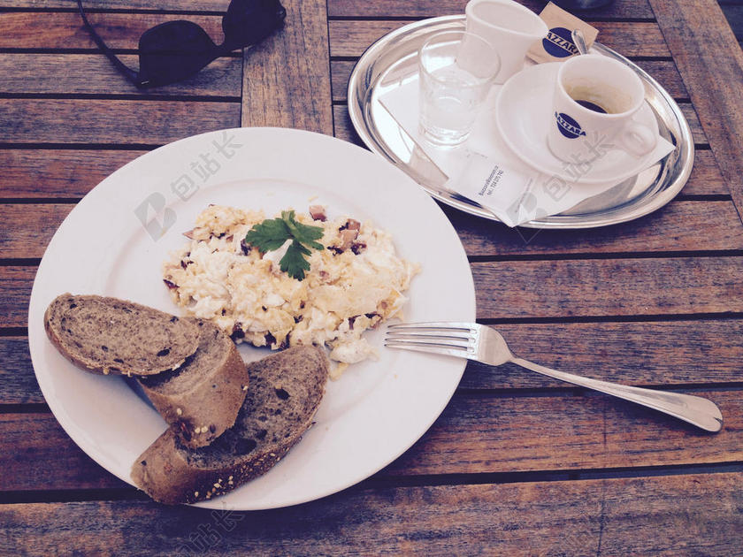 棕白食物西式餐盘咖啡面包等烘焙咖啡背景图片