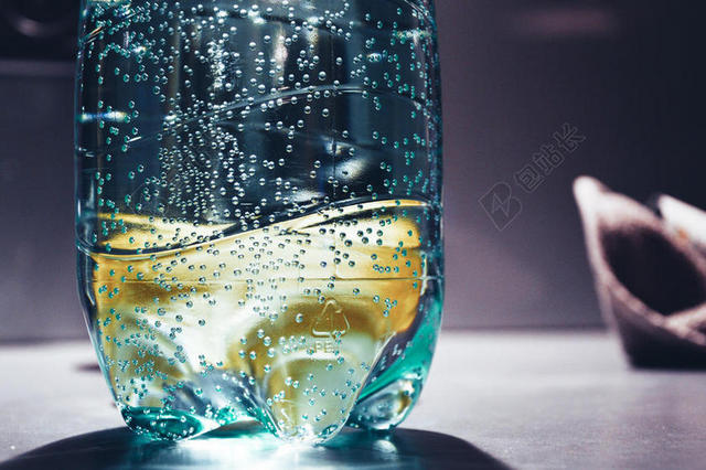 广告唯美汽水里面的柠檬片背景图片