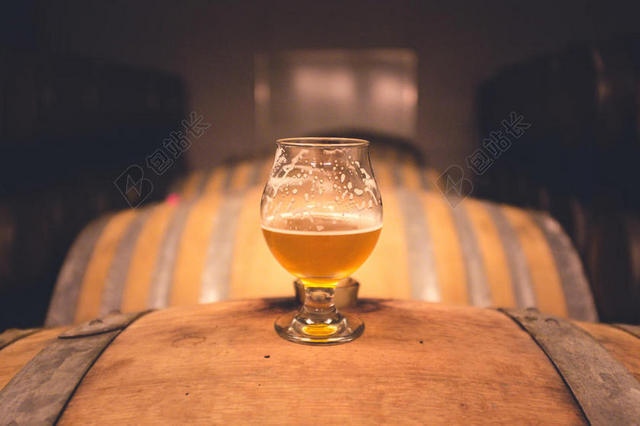 酒精 - 酒精的 - 琥珀 - 酒吧 - 桶 - 饮料 - 酒