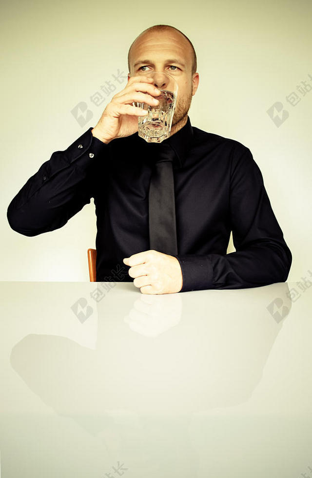人物黑白绅士正在喝水的男人人物摄影背景图片