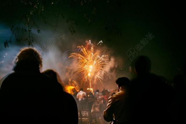 黄黑光影暖色黑夜中烟火人群人们光影庆祝背景图片
