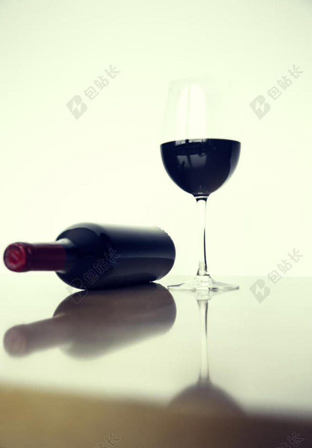 餐饮唯美桌子上的红酒背景图片