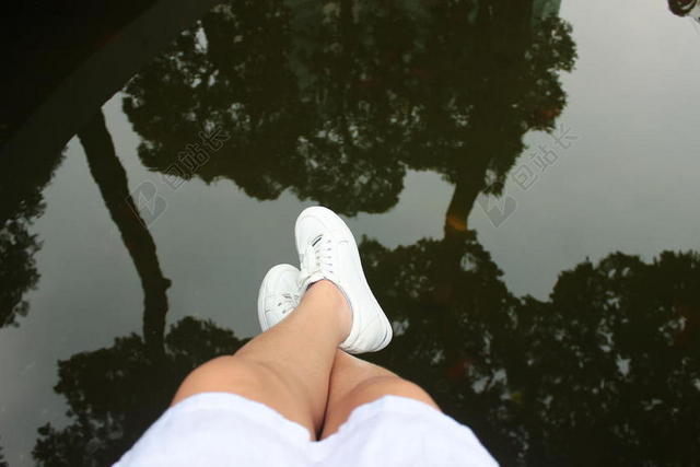 人体健美 湖边垂下的双脚人体脚部背景图片