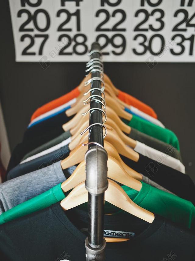 彩色服装纹理架子上整齐的服装背景图片