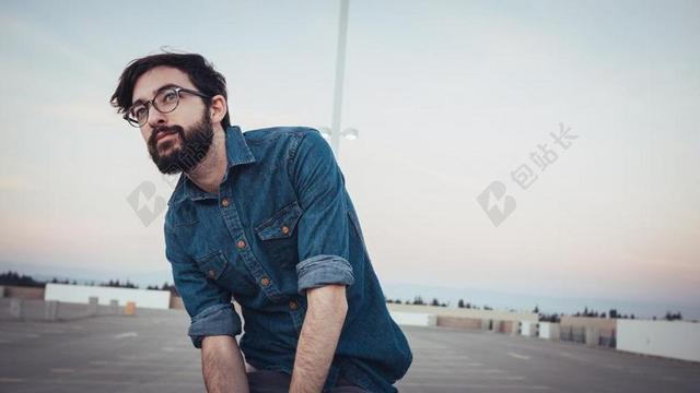 旅游自然户外圈起衣袖的男子背景图片