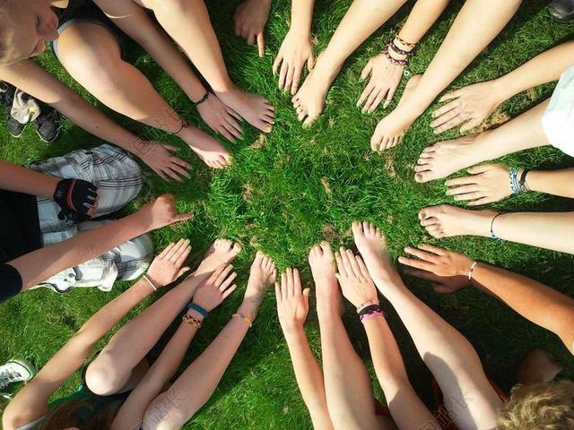 绿色小清新多人在草坪草地上手脚比划圈背景图片