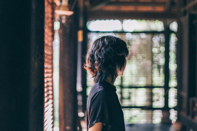 人物神秘室内人物侧面照摄影摆拍背景图片