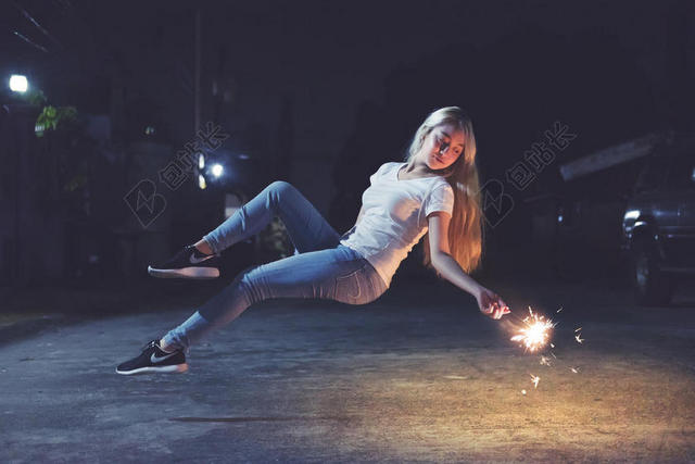 摄影唯美少女玩烟花摔倒背景图片