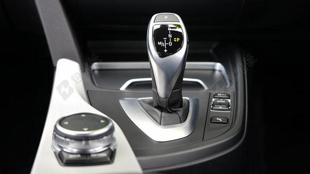 汽车 - 内部 - 齿轮 - 选择器 - 齿轮 - 汽车