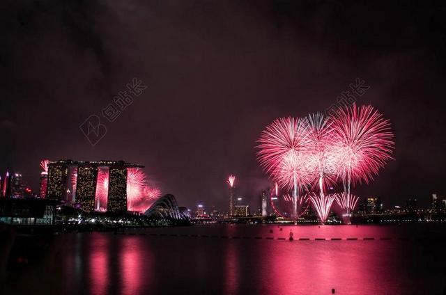 红黑光影美丽黑夜烟火湖边建筑物城市夜景庆祝光影背景图片