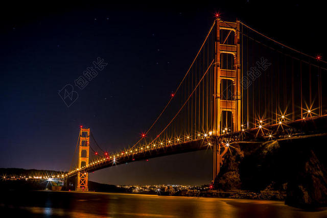 黑色夜晚现代城市建筑交通桥梁背景图片