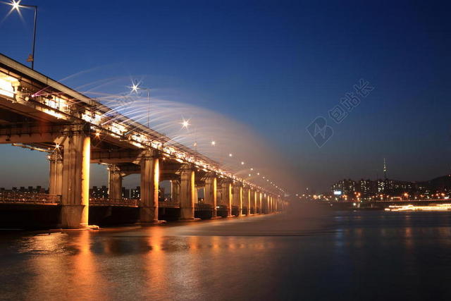 建筑简约高架桥洒水背景图片