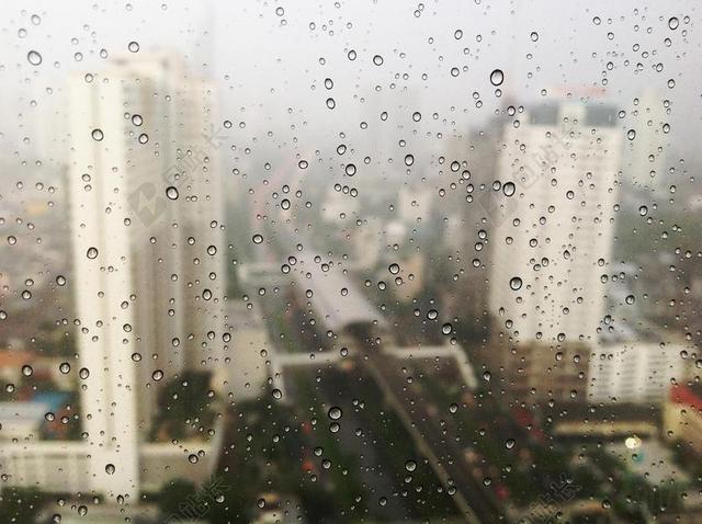 摄影唯美雨后玻璃上的雨滴背景图片