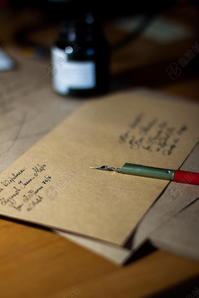 才阿瑟书写怀旧木桌上放着信纸和钢笔信书写背景图片