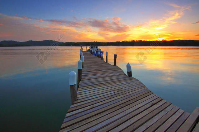 摄影唯美夕阳下的码头岸边木板背景图片