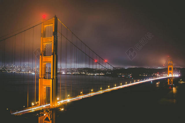 建筑城市标志性桥梁美国金门大桥悬挂式结构夜景灯光背景图片