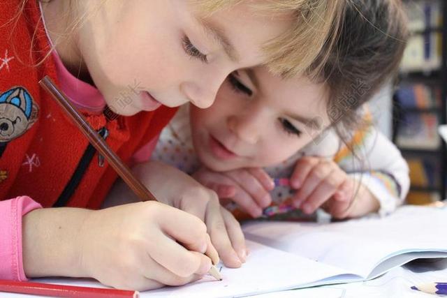 彩色人群可爱两个小孩在做作业儿童学习学生上课图片