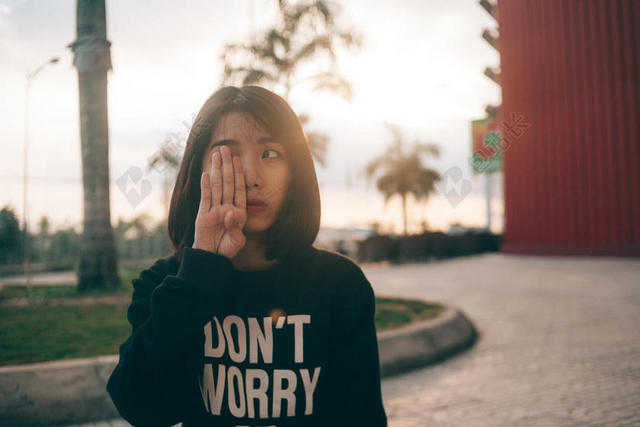摄影时尚手遮脸的女性背景图片