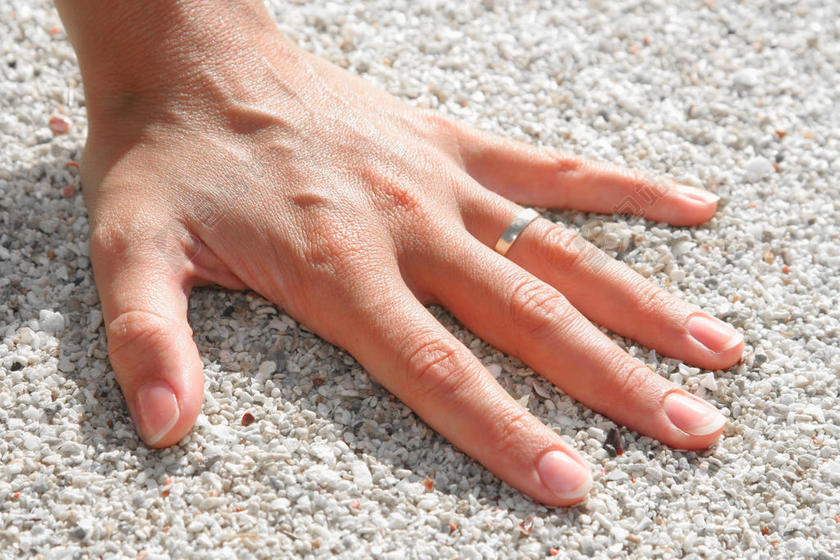 摄影简约手掌支撑地面背景图片