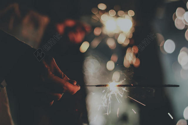 手放烟花庆祝节日背景图片