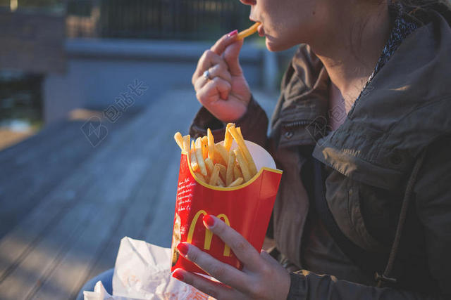 户外餐饮饮食薯条广告背景图片