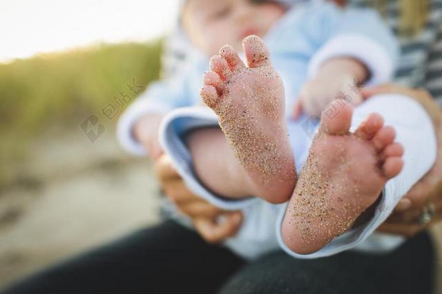 摄影唯美婴儿脚上的泥沙背景图片