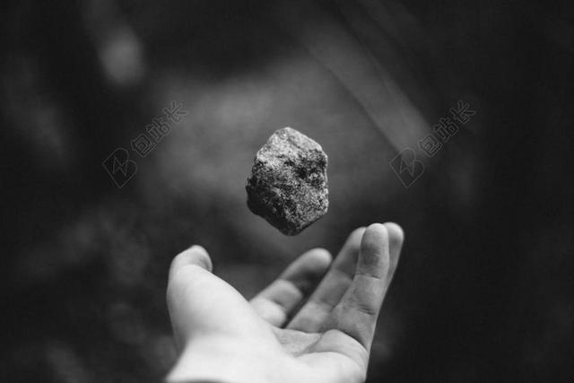 灰白玩耍投掷石头快乐玩耍背景图片