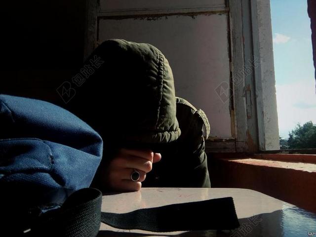 摄影简约趴在桌子上哭泣的男子背景图片