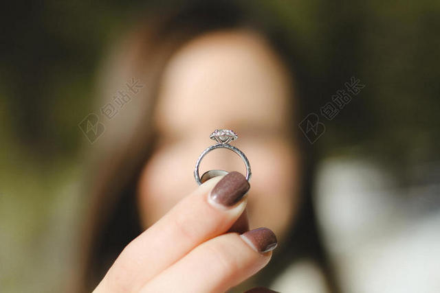 广告唯美手上拿着的求婚戒指背景图片