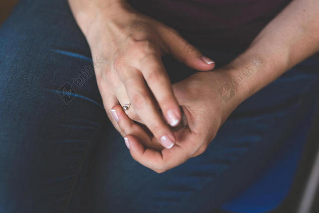 手戴钻石戒指订婚婚礼背景图片