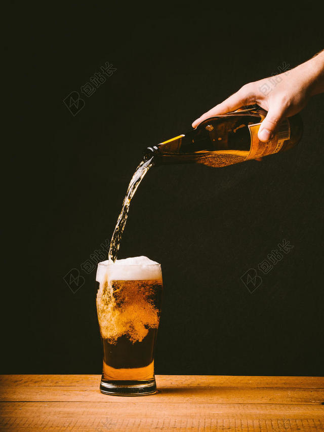 广告简约往杯子里倒入啤酒背景图片
