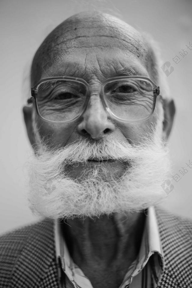 黑白老人人物脸部特写背景图片