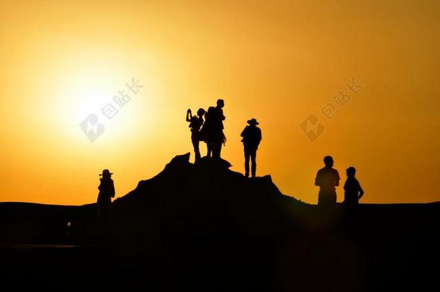 金色人特细金色夕阳下的人群背景图片